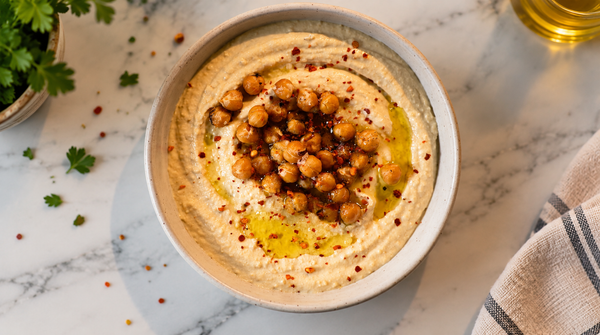 Cremiger Hummus mit knusprig gerösteten Kichererbsen und ägäischem Meersalz